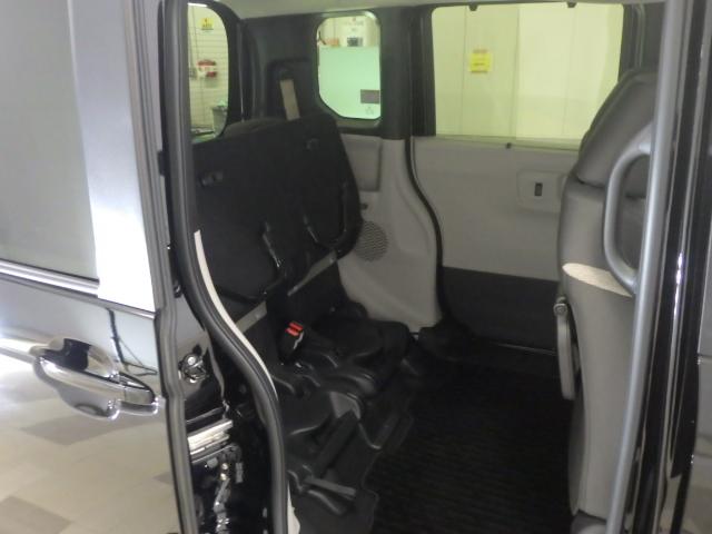 【後部座席】座面を跳ね上げると、高さのあるお荷物も載せることができるようになります。重いお荷物などは車の中心に近い場所に載せる方が車の姿勢が安定します。