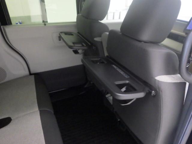 シートバックテーブル装備で停車中に飲み物などを置くことができて便利！