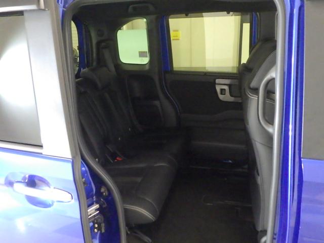 【センタータンクレイアウト】広い空間の秘密はセンタータンク！通常後方にある燃料タンクを前席下に配置することで、後部座席を広くすることが出来ました！