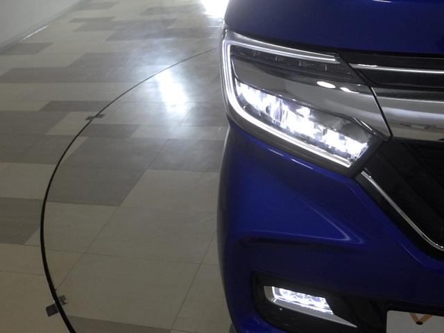 ＬＥＤヘッドライト！省電力で明るく遠くまで照らし、夜道や雨天時などの安心感を高めます☆点灯の瞬間から光量を放つＬＥＤの特性により、トンネルへの進入直後などでも安心感のある視界を提供します！