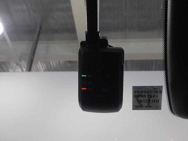 フィット ｅ：ＨＥＶホーム　禁煙車　前後誤発進抑制機能　クリソナ　助手席エアバッグ　運転席エアバッグ　１オナ　アイドリングストップ　ＬＥＤライト　ＵＳＢ接続　バックカメラ　ＡＢＳ　サイドエアバッグ　オートクルーズコントロール（5枚目）