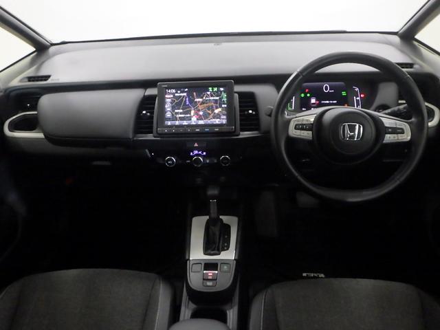 フィット ｅ：ＨＥＶホーム　禁煙車　前後誤発進抑制機能　クリソナ　助手席エアバッグ　運転席エアバッグ　１オナ　アイドリングストップ　ＬＥＤライト　ＵＳＢ接続　バックカメラ　ＡＢＳ　サイドエアバッグ　オートクルーズコントロール（8枚目）