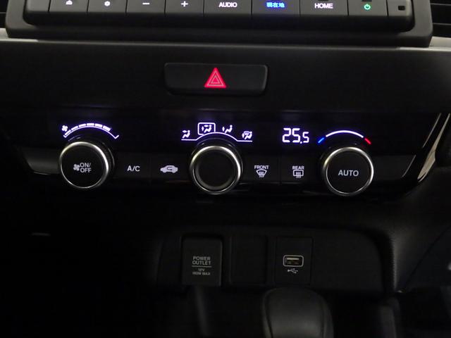 フィット ｅ：ＨＥＶホーム　禁煙車　前後誤発進抑制機能　クリソナ　助手席エアバッグ　運転席エアバッグ　１オナ　アイドリングストップ　ＬＥＤライト　ＵＳＢ接続　バックカメラ　ＡＢＳ　サイドエアバッグ　オートクルーズコントロール（12枚目）