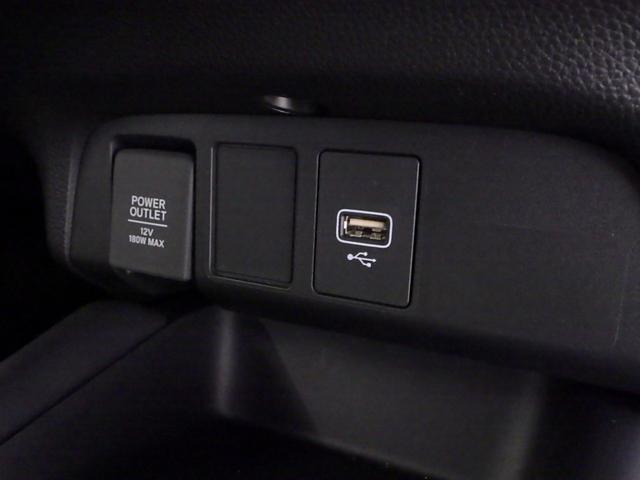 フィット ｅ：ＨＥＶホーム　禁煙車　前後誤発進抑制機能　クリソナ　助手席エアバッグ　運転席エアバッグ　１オナ　アイドリングストップ　ＬＥＤライト　ＵＳＢ接続　バックカメラ　ＡＢＳ　サイドエアバッグ　オートクルーズコントロール（13枚目）