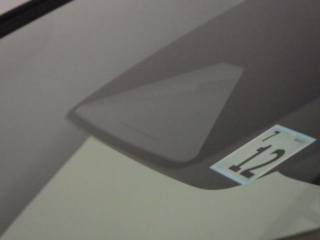 フィット ｅ：ＨＥＶホーム　禁煙車　前後誤発進抑制機能　クリソナ　助手席エアバッグ　運転席エアバッグ　１オナ　アイドリングストップ　ＬＥＤライト　ＵＳＢ接続　バックカメラ　ＡＢＳ　サイドエアバッグ　オートクルーズコントロール（27枚目）