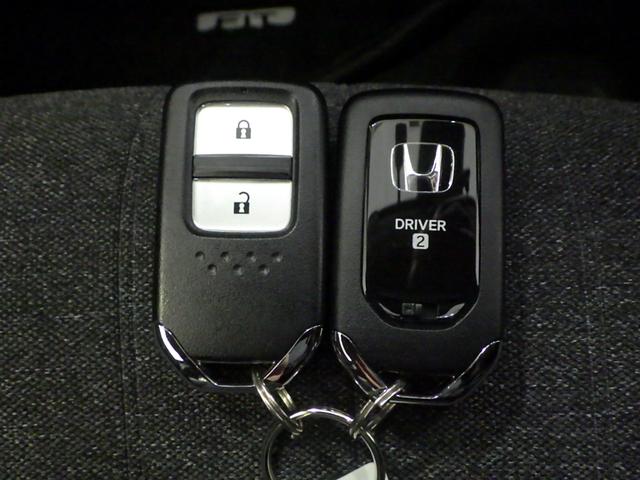 フィット ｅ：ＨＥＶホーム　禁煙車　前後誤発進抑制機能　クリソナ　助手席エアバッグ　運転席エアバッグ　１オナ　アイドリングストップ　ＬＥＤライト　ＵＳＢ接続　バックカメラ　ＡＢＳ　サイドエアバッグ　オートクルーズコントロール（30枚目）