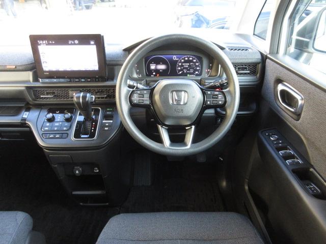 ステップワゴン エアー　禁煙車　盗難防止システム　１オナ　ＴＵＲＢＯ　踏み間違い防止　リアカメラ　サイドエアバッグ　オートクルーズコントロール　横滑り防止　フルセグＴＶ　ＵＳＢ　クリアランスソナー　ＥＴＣ車載器　スマートキー（6枚目）