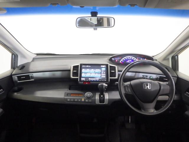 フリード Ｇジャストセレクション　禁煙車　Ｂモニター　スマトキー　ワンオナ　助手席エアバッグ　ＡＵＴＯエアコン　１セグ　パワステ　ナビＴＶ　両側スライド片側電動　ＥＴＣ　イモビ　運転席エアバッグ　ＰＷ　ＡＢＳ　ＤＶＤ再生　３列シート（6枚目）