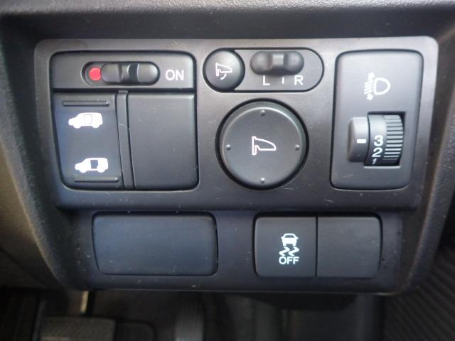 フリード Ｇジャストセレクション　禁煙車　Ｂモニター　スマトキー　ワンオナ　助手席エアバッグ　ＡＵＴＯエアコン　１セグ　パワステ　ナビＴＶ　両側スライド片側電動　ＥＴＣ　イモビ　運転席エアバッグ　ＰＷ　ＡＢＳ　ＤＶＤ再生　３列シート（9枚目）