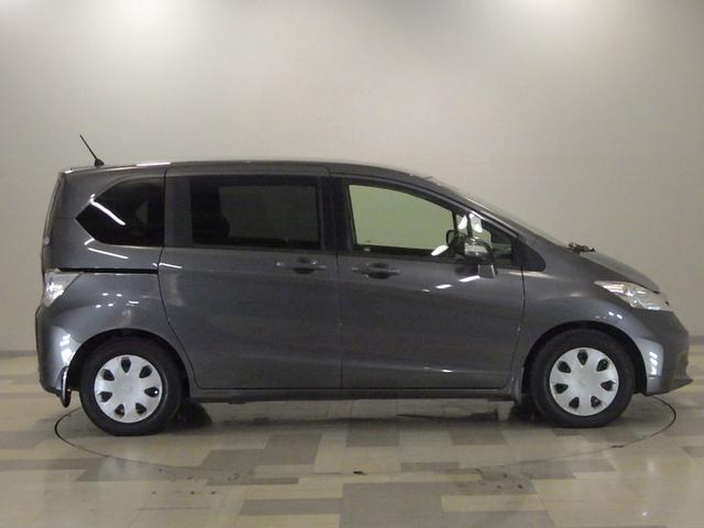 フリード Ｇジャストセレクション　禁煙車　Ｂモニター　スマトキー　ワンオナ　助手席エアバッグ　ＡＵＴＯエアコン　１セグ　パワステ　ナビＴＶ　両側スライド片側電動　ＥＴＣ　イモビ　運転席エアバッグ　ＰＷ　ＡＢＳ　ＤＶＤ再生　３列シート（20枚目）