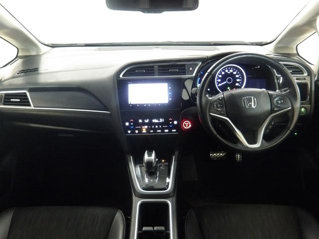 �h���C�o�[���ݍ��ނ悤�ɁA�f�B�X�v���[��X�C�b�`�A�R���\�[����z�u�B�������u�Ԃ���^�]�ւ̊��҂��I��Ԃ��̂��̂̐S�n�悳�ɂ�������Ă��܂��B