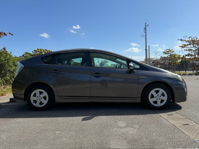 プリウス Ｓ　ＬＥＤエディション　ヘッドライトウォッシャー・ＥＴＣ・Ｂｌｕｅｔｏｏｔｈ・電動格納ミラー・リアワイパー・Ｂカメラ・スマートキー（スペアあり）