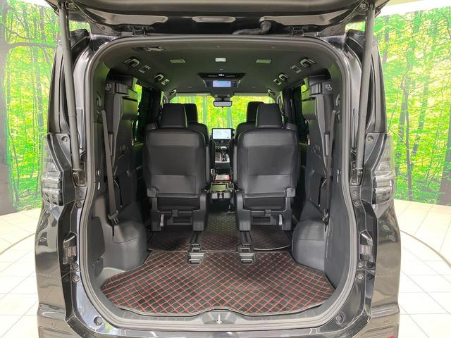 ヴォクシー ハイブリッドＳ－Ｚ　禁煙車　フリップダウンモニター　純正１０型ナビ　バックカメラ　両側電動ドア　電動リアゲート　デジタルインナーミラー　快適利便ＰＫＧ　セーフティセンス　レーダークルーズ　３眼ＬＥＤライト　ＥＴＣ（11枚目）
