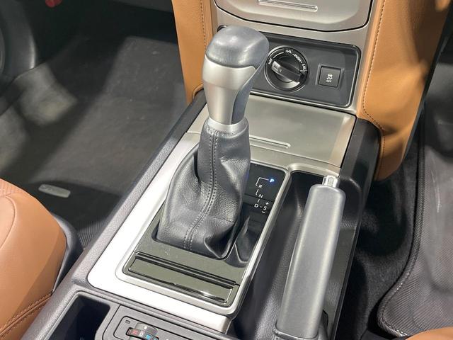 ランドクルーザープラド TX Lパッケージ 70thアニバーサリーリミテッド 禁煙車 サンルーフ 純正9型ナビ バックカメラ フルセグ レーダークルーズ シートベンチレーション 茶革 ETC パワーシート ステアリングスイッチ 純正AW ルーフレール LEDライト(31枚目)