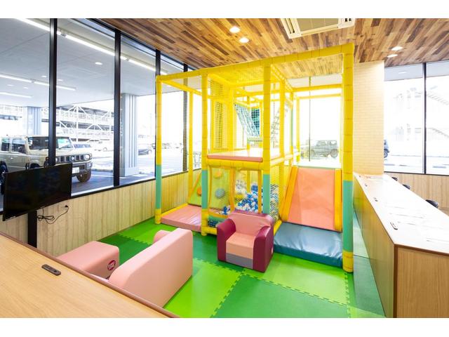 大きなキッズスペースも完備!小さなお子様連れでも、ゆっくりとお車探しをお楽しみいただけます。