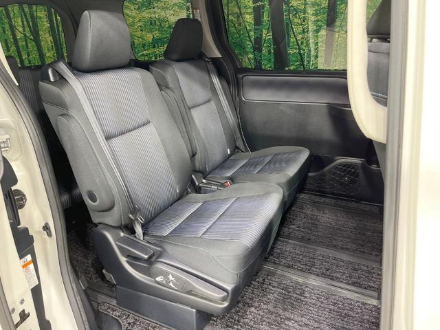 ヴォクシー ZS 煌II 禁煙車 モデリスタエアロ 後席モニター 純正10型ナビ フルセグ バックカメラ 両側電動ドア 衝突被害軽減 LEDヘッド&フォグ 純正16インチアルミ ETC スマートキー アイドリングストップ(10枚目)