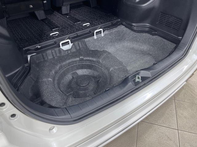 ヴォクシー ZS 煌II 禁煙車 モデリスタエアロ 後席モニター 純正10型ナビ フルセグ バックカメラ 両側電動ドア 衝突被害軽減 LEDヘッド&フォグ 純正16インチアルミ ETC スマートキー アイドリングストップ(42枚目)