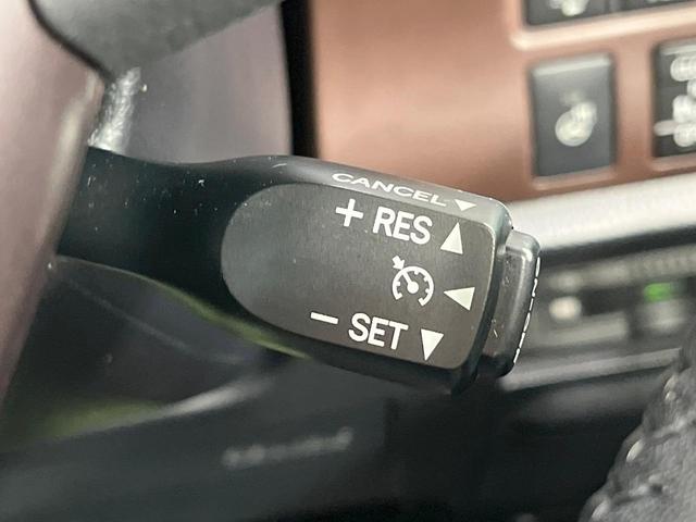 【クルーズコントロール】高速道路もラクラク走行。アクセルを離しても一定速度で走行ができ、長距離運転時の負担を軽減！加速・減速も簡単なスイッチ操作で調整できます。