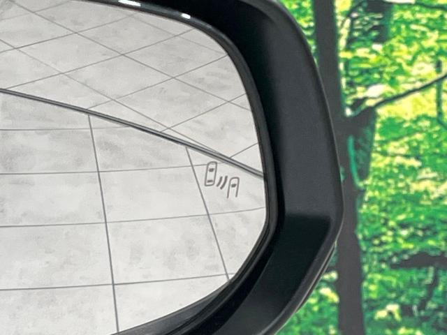 【ブラインドスポットモニター】走行中、ドアミラーの死角になりやすい箇所に後続車が接近するとサイドミラーのレンズに警告を表示！ドライバーに注意喚起をしてくれます。