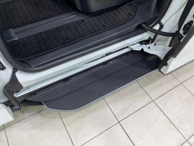 【電動サイドステップ】車高の高いお車でも、これがあれば小さいお子様の乗り降りも楽々♪スライドドアと連動して作動する為、煩わしい操作は不要です！