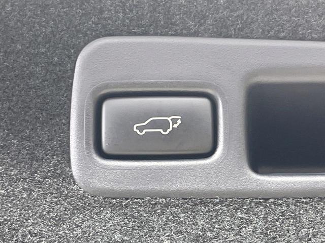 【パワーバックドア】スマートキーや運転席のボタンを押すだけでリアゲートが自動で開閉します！荷物を持っている時や、高い位置にあるバックドアを閉める際に便利な機能です♪