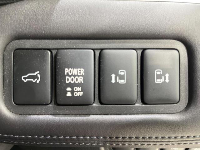 【両側パワースライドドア】スマートキーや運転席のスイッチで後席両側スライドドアの開閉が可能♪電動だから力を入れてドアを開ける必要が無く、小さなお子様でも簡単に開け閉めでき快適です♪