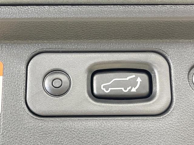 【パワーバックドア】スマートキーや運転席のボタンを押すだけでリアゲートが自動で開閉します！荷物を持っている時や、高い位置にあるバックドアを閉める際に便利な機能です♪