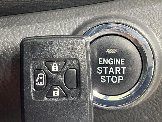 【スマートキー】カバンやポケットに入れたままでもドアの施錠・解錠が可能なスマートキーを装備。エンジンのオン・オフ時もカギを取り出す必要が無いからとっても便利です♪