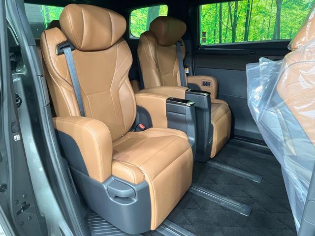 ヴェルファイアハイブリッド Ｚ　プレミア　登録済未使用車　サンルーフ　両側電動ドア　純正ＳＤナビ　全周囲カメラ　衝突被害軽減システム　電動リアゲート　レザーシート　前席シートエアコン　リアシートエアコン　コーナーセンサー　スマートキー（9枚目）