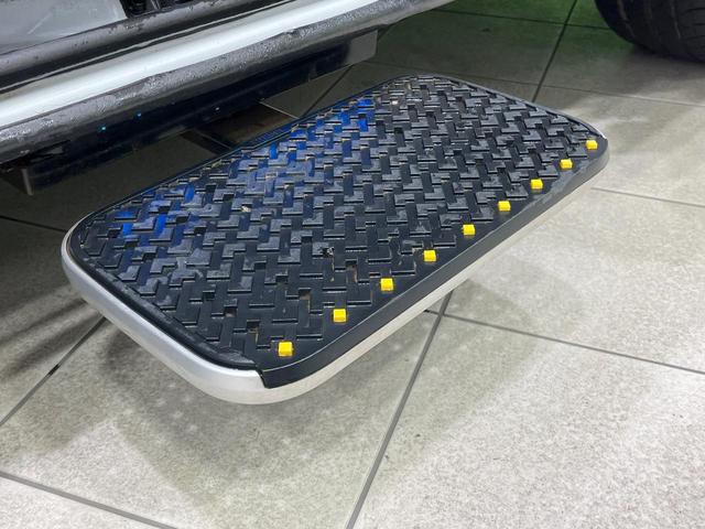 ヴェルファイア ２．４Ｚ　プラチナムセレクション　禁煙車　純正ナビ　バックカメラ　両側電動ドア　電動リアゲート　デジタルインナーミラー　クリアランスソナー　ＨＩＤヘッド　オートライト　純正１８インチＡＷ　オットマン　プライバシーガラス　ＥＴＣ（57枚目）