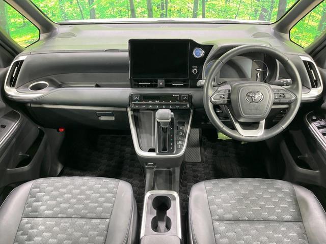 ヴォクシー ハイブリッドＳ－Ｚ　禁煙車　後席モニター　純正１０型ナビ　快適利便ＰＫＧ　全席シートヒーター　ユニバーサルステップ　電動リアゲート　両側電動ドア　レーダークルーズ　オットマン　１００Ｖ電源　衝突被害軽減（2枚目）