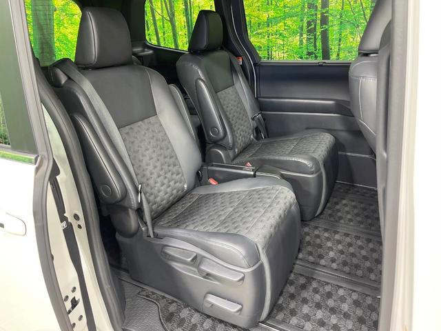 ヴォクシー ハイブリッドＳ－Ｚ　禁煙車　後席モニター　純正１０型ナビ　快適利便ＰＫＧ　全席シートヒーター　ユニバーサルステップ　電動リアゲート　両側電動ドア　レーダークルーズ　オットマン　１００Ｖ電源　衝突被害軽減（9枚目）