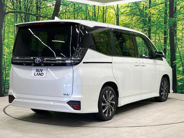 ヴォクシー ハイブリッドＳ－Ｚ　禁煙車　後席モニター　純正１０型ナビ　快適利便ＰＫＧ　全席シートヒーター　ユニバーサルステップ　電動リアゲート　両側電動ドア　レーダークルーズ　オットマン　１００Ｖ電源　衝突被害軽減（15枚目）