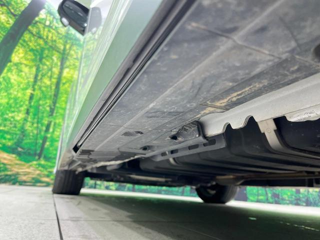 ヴォクシー ハイブリッドＳ－Ｚ　禁煙車　後席モニター　純正１０型ナビ　快適利便ＰＫＧ　全席シートヒーター　ユニバーサルステップ　電動リアゲート　両側電動ドア　レーダークルーズ　オットマン　１００Ｖ電源　衝突被害軽減（20枚目）