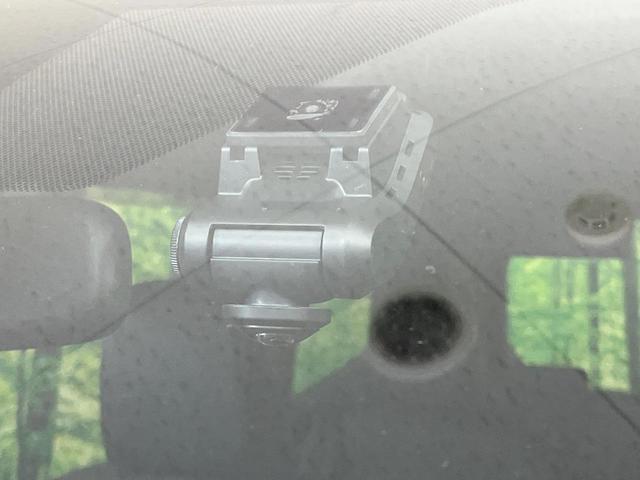 ヴォクシー ハイブリッドＳ－Ｚ　禁煙車　後席モニター　純正１０型ナビ　快適利便ＰＫＧ　全席シートヒーター　ユニバーサルステップ　電動リアゲート　両側電動ドア　レーダークルーズ　オットマン　１００Ｖ電源　衝突被害軽減（22枚目）