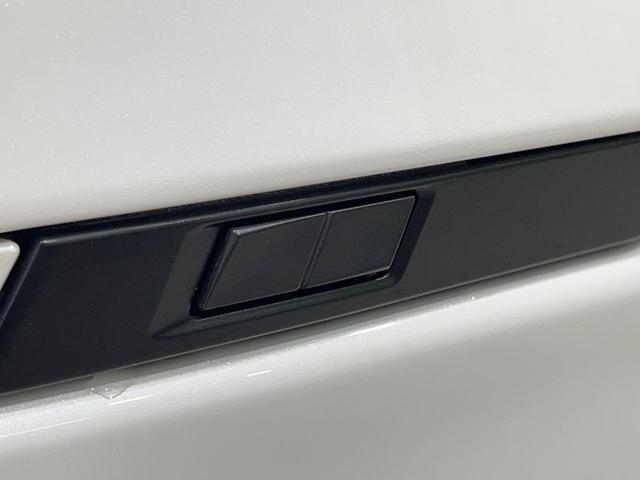 ヴォクシー ハイブリッドＳ－Ｚ　禁煙車　後席モニター　純正１０型ナビ　快適利便ＰＫＧ　全席シートヒーター　ユニバーサルステップ　電動リアゲート　両側電動ドア　レーダークルーズ　オットマン　１００Ｖ電源　衝突被害軽減（39枚目）