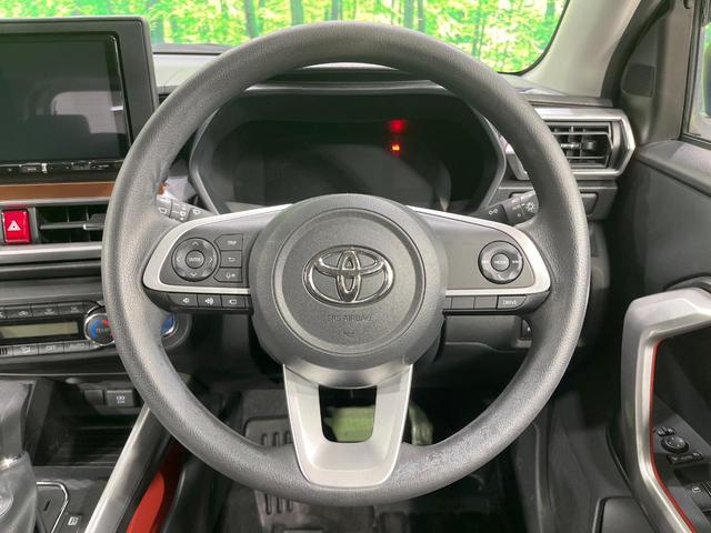 �C���e���A�ɍ��킹���f�U�C���̃X�e�A�����O�́A�^�]�������̂��Ƃ��l���A�^�]���₷���`��A�傫���ł��B�����x�A���ۂɐG���Ă��m���߂��������B