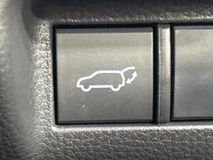 【パワーバックドア】スマートキーや運転席のボタンを押すだけでリアゲートが自動で開閉します！荷物を持っている時や、高い位置にあるバックドアを閉める際に便利な機能です♪ 7