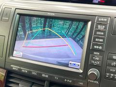 【バックカメラ】駐車時に後方がリアルタイム映像で確認できます。大型商業施設や立体駐車場での駐車時や、夜間のバック時に大活躍！運転スキルに関わらず、今や必須となった装備のひとつです！ 4