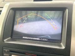 【バックカメラ】駐車時に後方がリアルタイム映像で確認できます。大型商業施設や立体駐車場での駐車時や、夜間のバック時に大活躍！運転スキルに関わらず、今や必須となった装備のひとつです！ 4