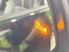 【車線逸脱警報】道路上の白（黄）線を認識し、意図せず走行中の車線からはみ出しそうになった時、メーター内の警告灯とブザーで注意喚起してくれる安心・安全機能です♪ 7