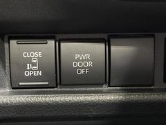 【パワースライドドア】スマートキーや運転席のスイッチでスライドドアの開閉が可能♪電動だから力を入れてドアを開ける必要が無く、小さいお子様でも、重い荷物を持っている時もラクに開け閉めできます♪ 4