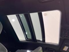 【サンルーフ】開放感たっぷりの希少装備、サンルーフが装着されています！車内に明かりを取り入れたり景色を楽しむ以外にも、車内の空気も簡単に換気できて快適です！ 3