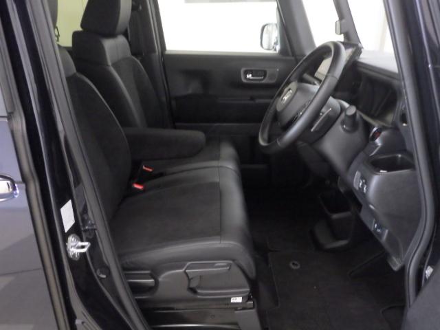 フロントシートはベンチシートタイプ♪　センターには格納式アームレストも付いています！！室内空間は広々で移動も楽々です♪狭い駐車空間など助手席ドアから出たい時にも大変便利ですよ♪