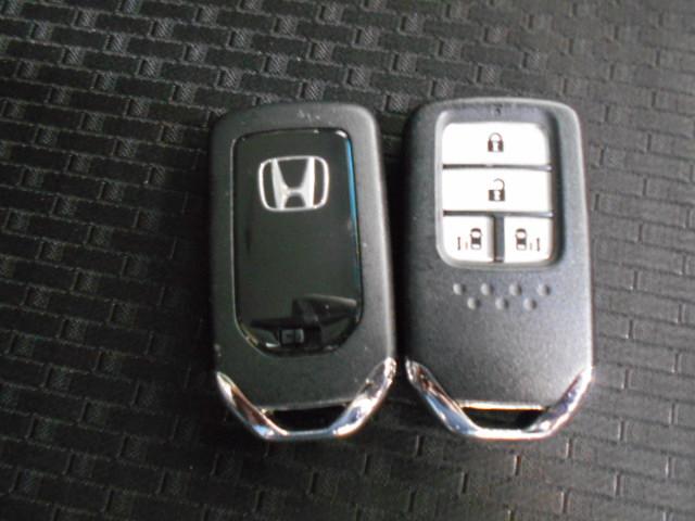 ステップワゴンスパーダ スパーダ・クールスピリットホンダセンシング　サイドエアバック　左右電動スライドドア　助手席エアバッグ　ドライブレコーダ　ＡＡＣ　横滑り防止機能　ターボ車　シートヒータ　ＡＢＳ　アクティブクルーズ　バックモニタ　地ＴＶ　ナビ＆ＴＶ　三列シート（6枚目）