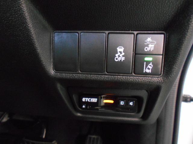 ステップワゴンスパーダ スパーダ・クールスピリットホンダセンシング　サイドエアバック　左右電動スライドドア　助手席エアバッグ　ドライブレコーダ　ＡＡＣ　横滑り防止機能　ターボ車　シートヒータ　ＡＢＳ　アクティブクルーズ　バックモニタ　地ＴＶ　ナビ＆ＴＶ　三列シート（7枚目）