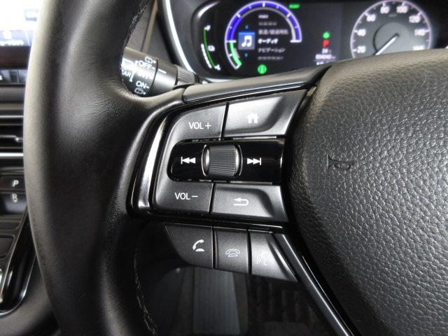 ハンドルにオーディオの操作スイッチが装備されています！視線を前方から外さずハンドルから手を離さずに操作できるのでとっても安全ですね♪