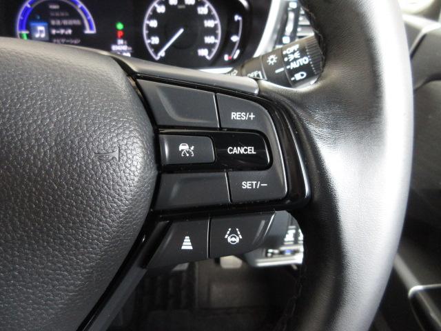 ハンドル右側にはクルーズコントロールのスイッチが装備され運転中の操作も安心して行えます！