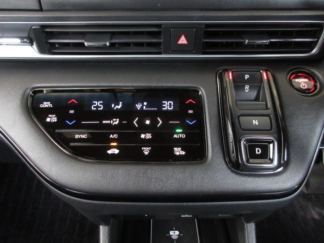 オートエアコンは左右席で独立温度コントロールが可能です。インパネシフトだから視線の移動も少なく足元もスッキリ♪操作しやすいシフトボタンです♪