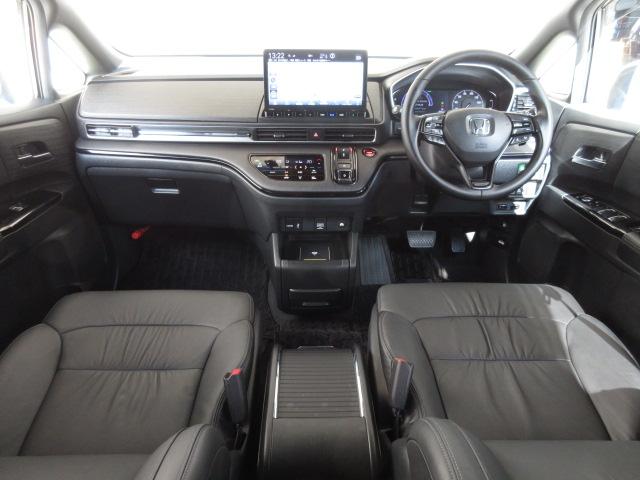 ドライバーを包み込むように、ディスプレーやスイッチ、コンソールを配置。座った瞬間から運転への期待が！空間そのものの心地よさにこだわっています。